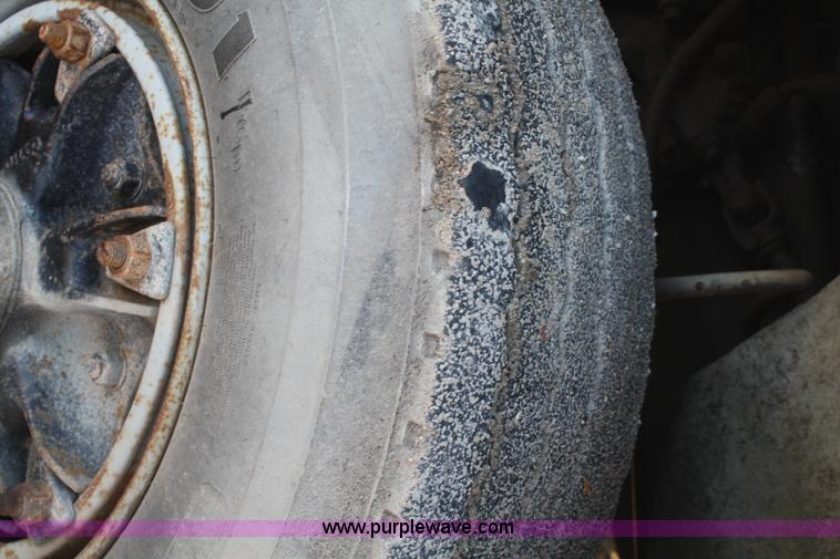 image for item F2507 1985 Ford LT9000 dump truck