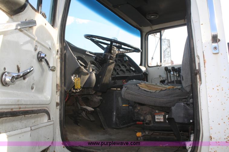 image for item F2507 1985 Ford LT9000 dump truck