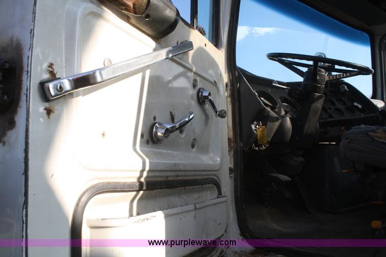 image for item F2507 1985 Ford LT9000 dump truck