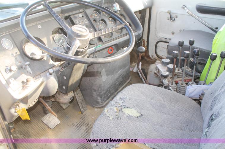 image for item F2507 1985 Ford LT9000 dump truck