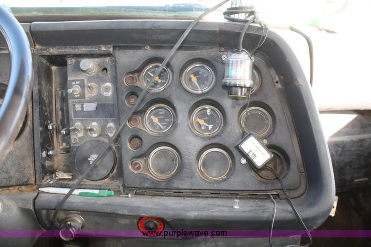 image for item F2507 1985 Ford LT9000 dump truck