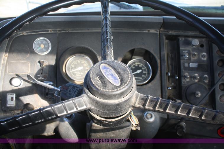 image for item F2507 1985 Ford LT9000 dump truck