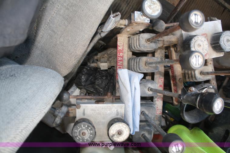 image for item F2507 1985 Ford LT9000 dump truck