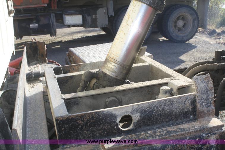 image for item F2507 1985 Ford LT9000 dump truck