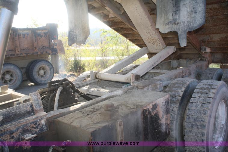 image for item F2507 1985 Ford LT9000 dump truck