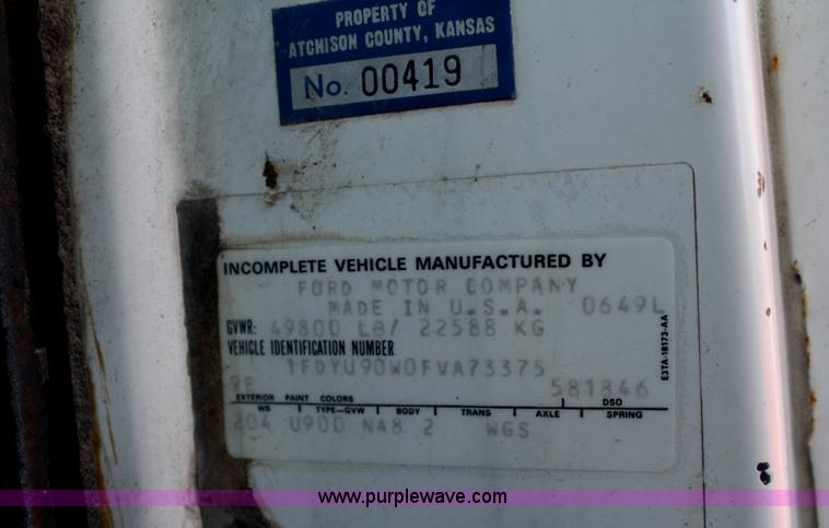 image for item F2507 1985 Ford LT9000 dump truck