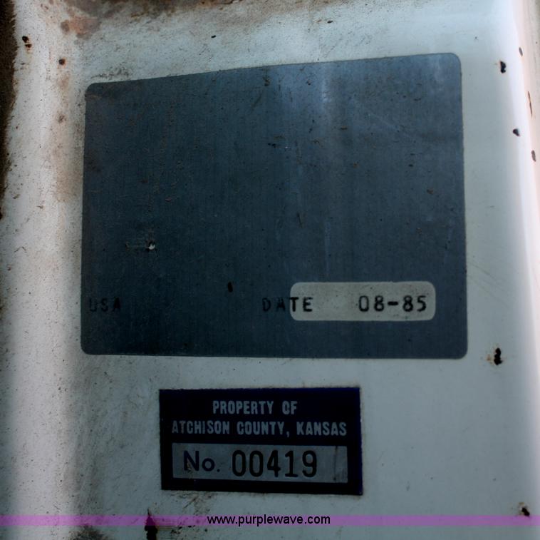 image for item F2507 1985 Ford LT9000 dump truck