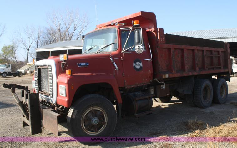 image for item F2508 1990 Ford LT8000 dump truck