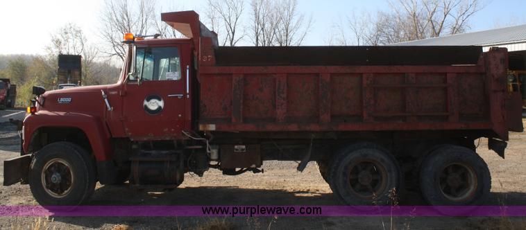 image for item F2508 1990 Ford LT8000 dump truck