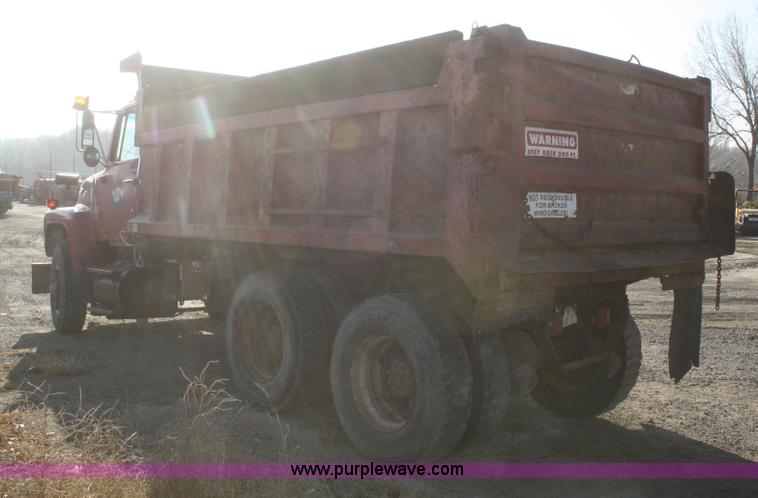 image for item F2508 1990 Ford LT8000 dump truck