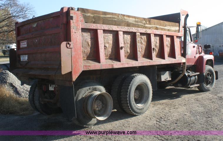 image for item F2508 1990 Ford LT8000 dump truck