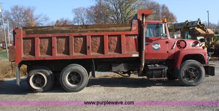 image for item F2508 1990 Ford LT8000 dump truck