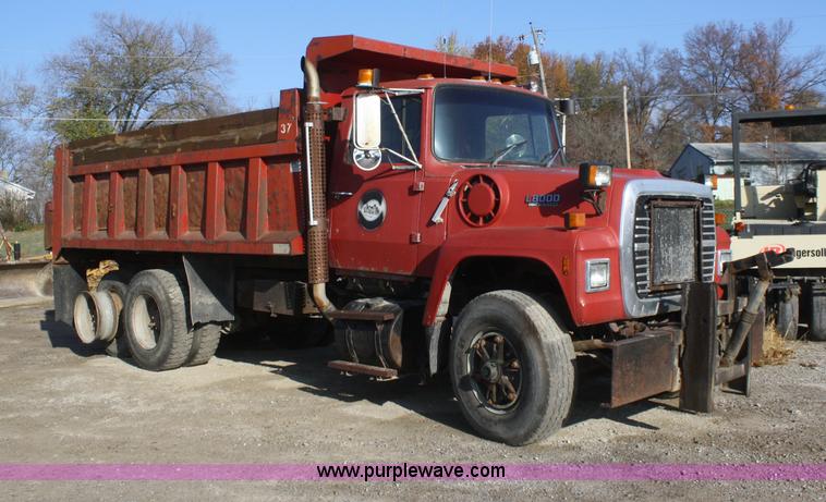 image for item F2508 1990 Ford LT8000 dump truck