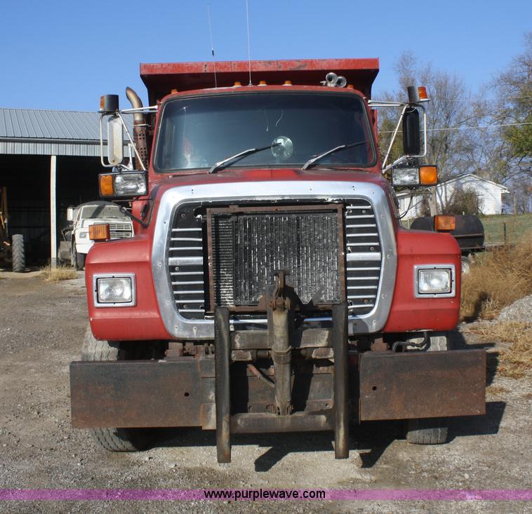 image for item F2508 1990 Ford LT8000 dump truck
