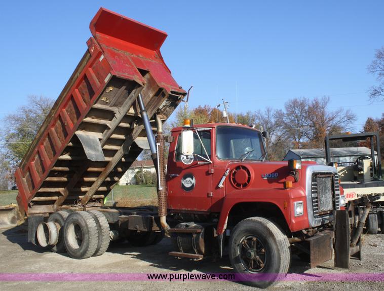 image for item F2508 1990 Ford LT8000 dump truck