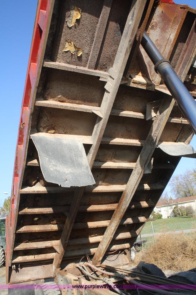 image for item F2508 1990 Ford LT8000 dump truck