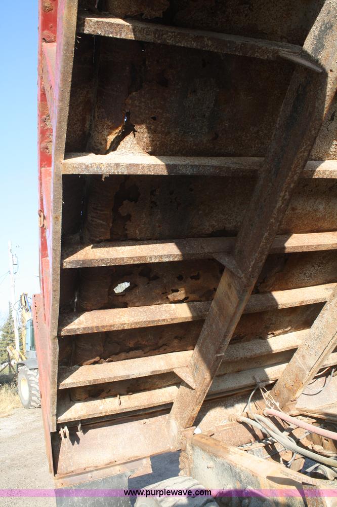 image for item F2508 1990 Ford LT8000 dump truck