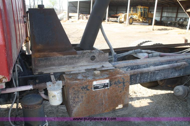 image for item F2508 1990 Ford LT8000 dump truck