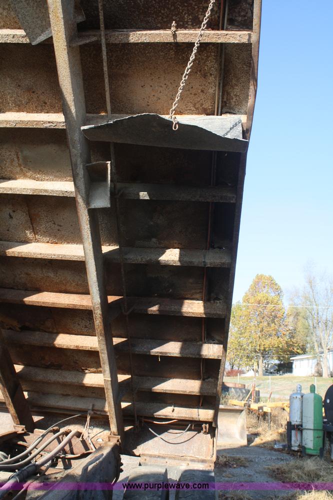 image for item F2508 1990 Ford LT8000 dump truck