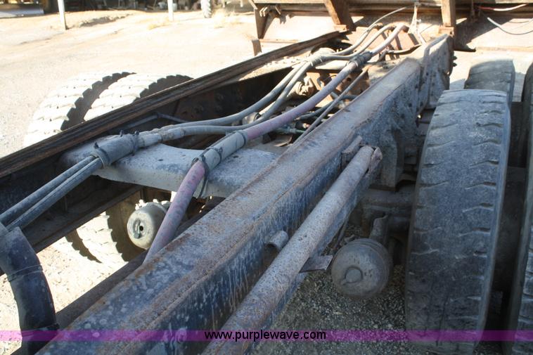 image for item F2508 1990 Ford LT8000 dump truck