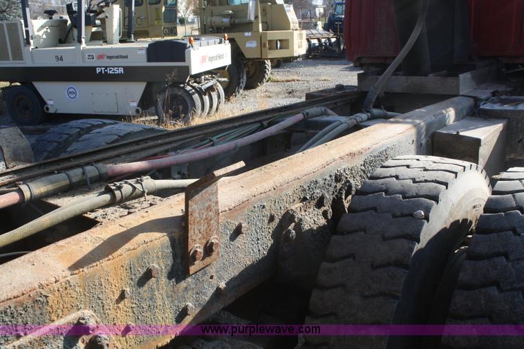 image for item F2508 1990 Ford LT8000 dump truck