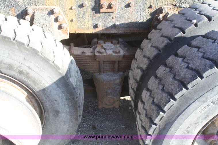 image for item F2508 1990 Ford LT8000 dump truck