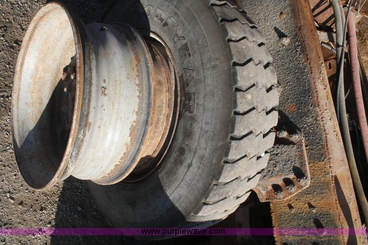 image for item F2508 1990 Ford LT8000 dump truck