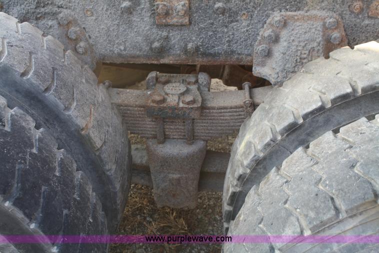 image for item F2508 1990 Ford LT8000 dump truck