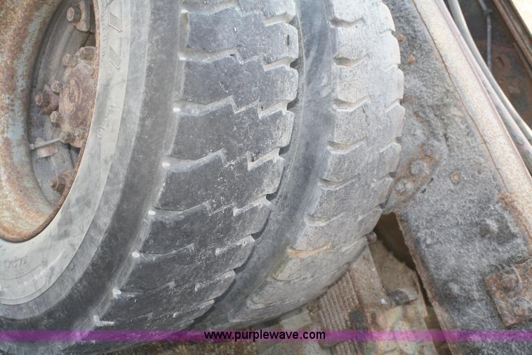 image for item F2508 1990 Ford LT8000 dump truck