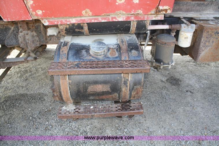 image for item F2508 1990 Ford LT8000 dump truck