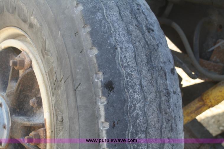 image for item F2508 1990 Ford LT8000 dump truck