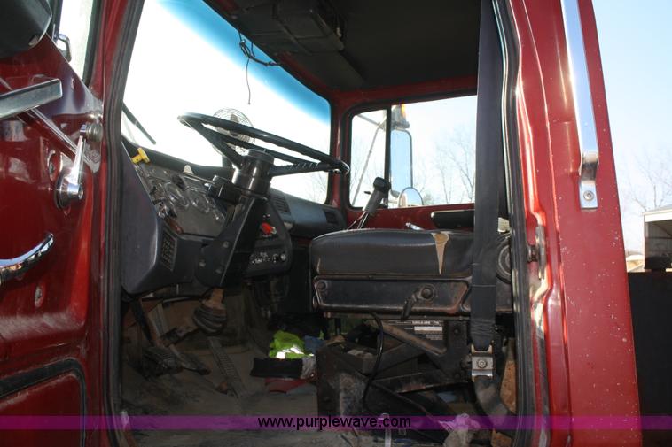 image for item F2508 1990 Ford LT8000 dump truck