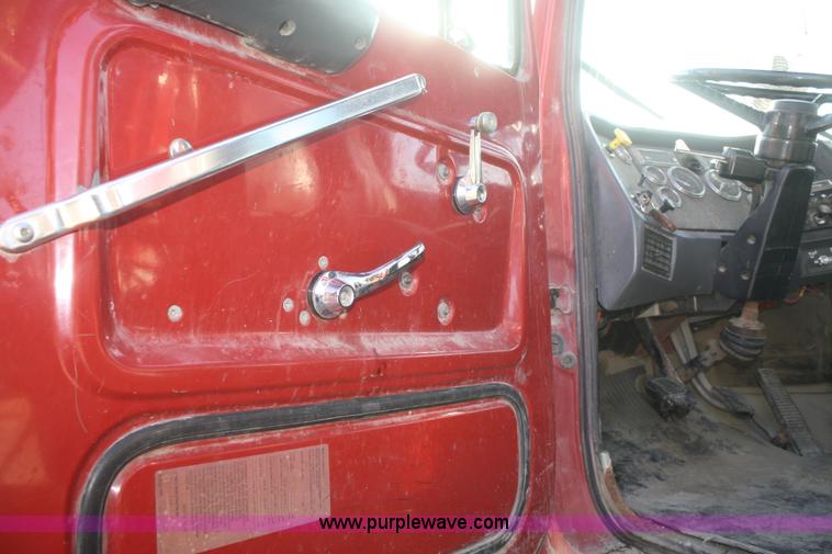 image for item F2508 1990 Ford LT8000 dump truck