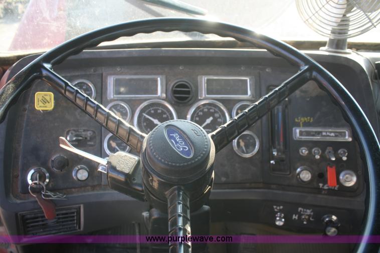 image for item F2508 1990 Ford LT8000 dump truck