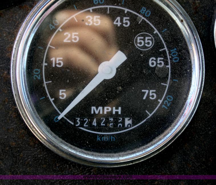 image for item F2508 1990 Ford LT8000 dump truck