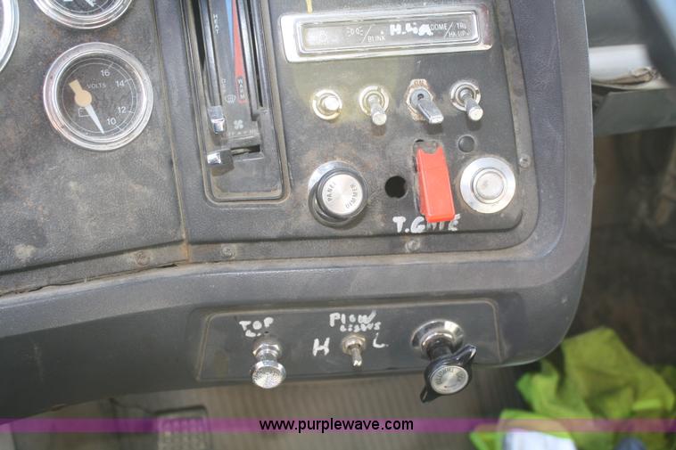 image for item F2508 1990 Ford LT8000 dump truck