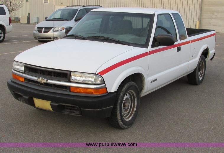 image for item F4008 2001 Chevrolet S10 Extended Cab pickup truck