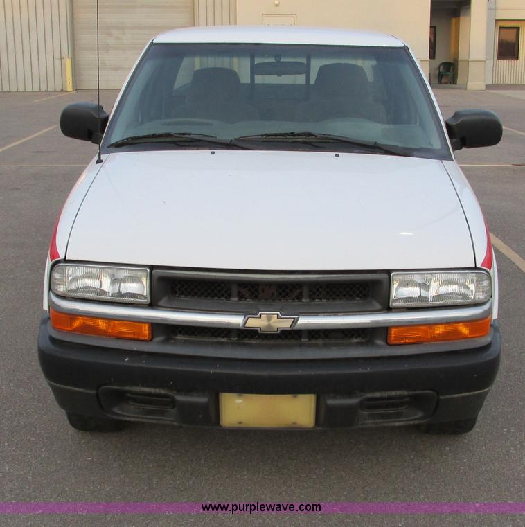 image for item F4008 2001 Chevrolet S10 Extended Cab pickup truck