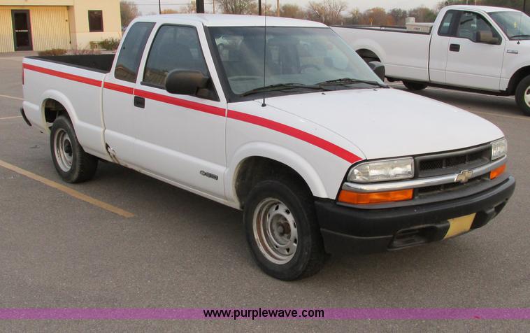 image for item F4008 2001 Chevrolet S10 Extended Cab pickup truck