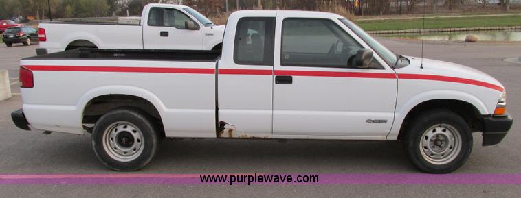 image for item F4008 2001 Chevrolet S10 Extended Cab pickup truck