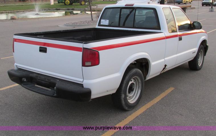 image for item F4008 2001 Chevrolet S10 Extended Cab pickup truck