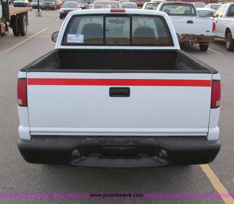 image for item F4008 2001 Chevrolet S10 Extended Cab pickup truck