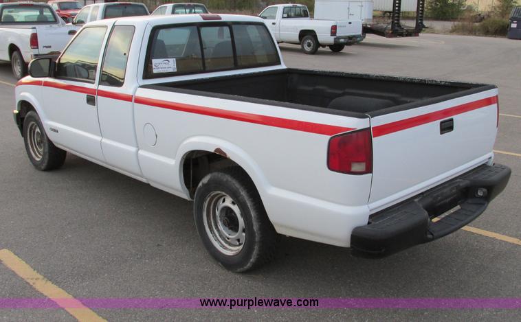 image for item F4008 2001 Chevrolet S10 Extended Cab pickup truck