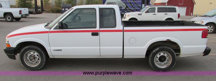 image for item F4008 2001 Chevrolet S10 Extended Cab pickup truck