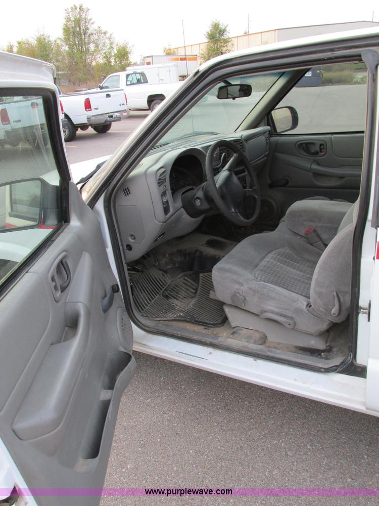 image for item F4008 2001 Chevrolet S10 Extended Cab pickup truck
