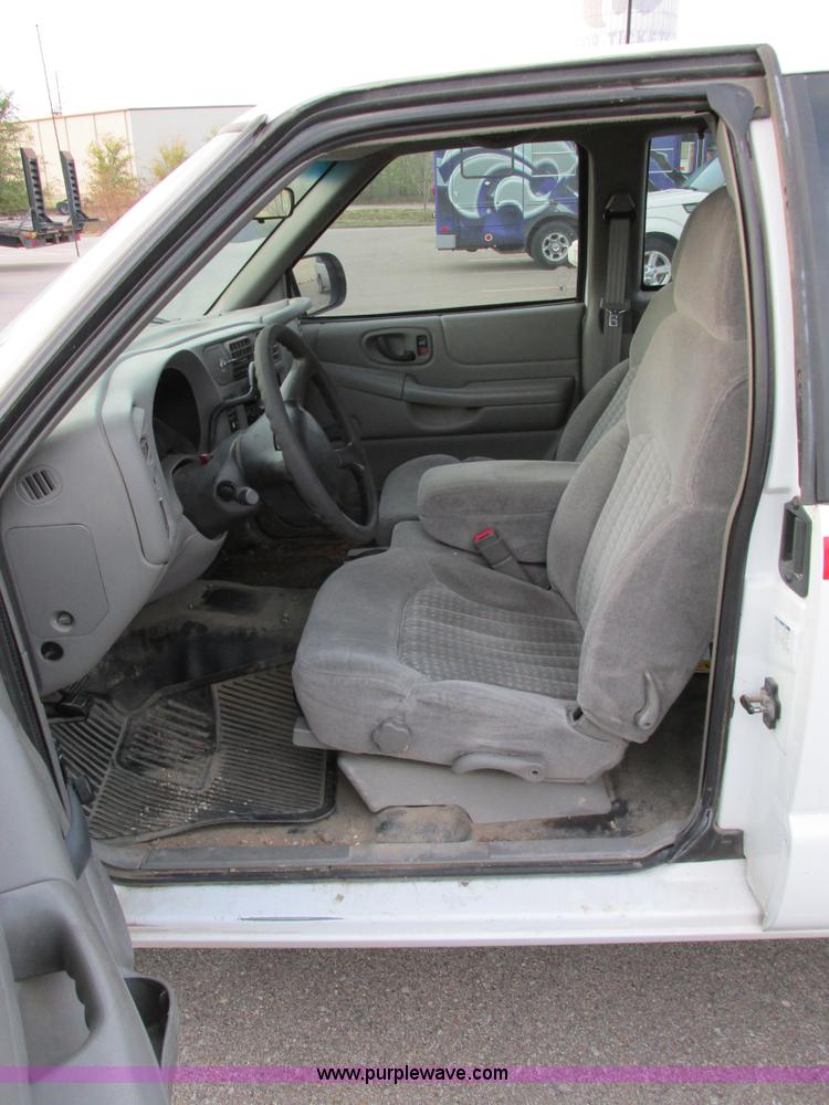 image for item F4008 2001 Chevrolet S10 Extended Cab pickup truck