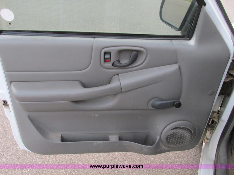 image for item F4008 2001 Chevrolet S10 Extended Cab pickup truck