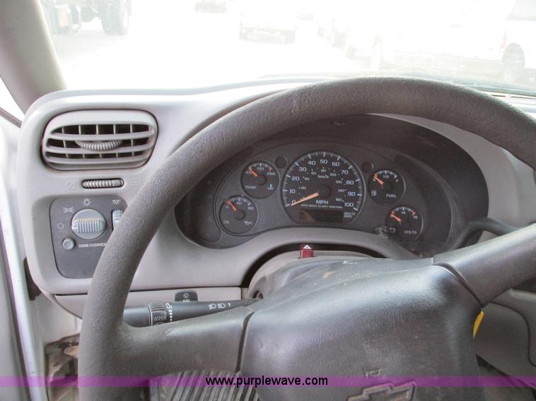 image for item F4008 2001 Chevrolet S10 Extended Cab pickup truck