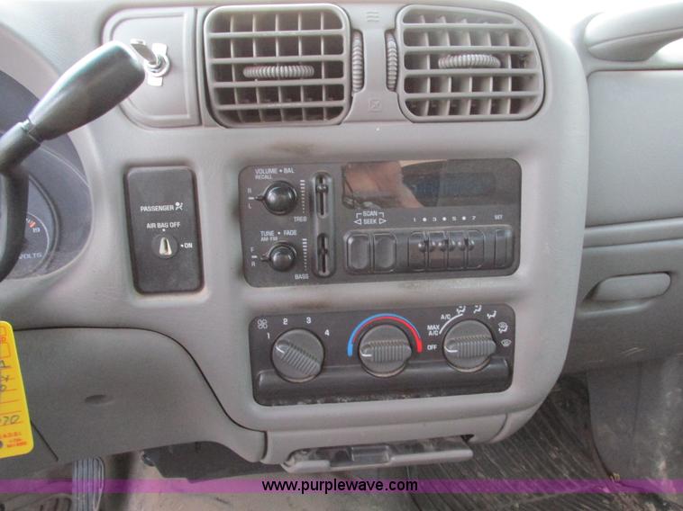 image for item F4008 2001 Chevrolet S10 Extended Cab pickup truck