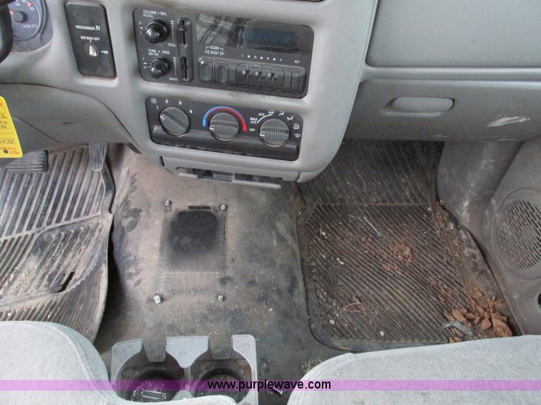 image for item F4008 2001 Chevrolet S10 Extended Cab pickup truck